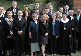 Landesbischof Gerhard Ulrich (li. vorn) und die Mitglieder der Kirchenleitung der Nordkirche vor dem Schweriner Dom anlässlich der feierlichen Einführung in ihr Amt am 25. August 2013 (Foto: Pittkowski)