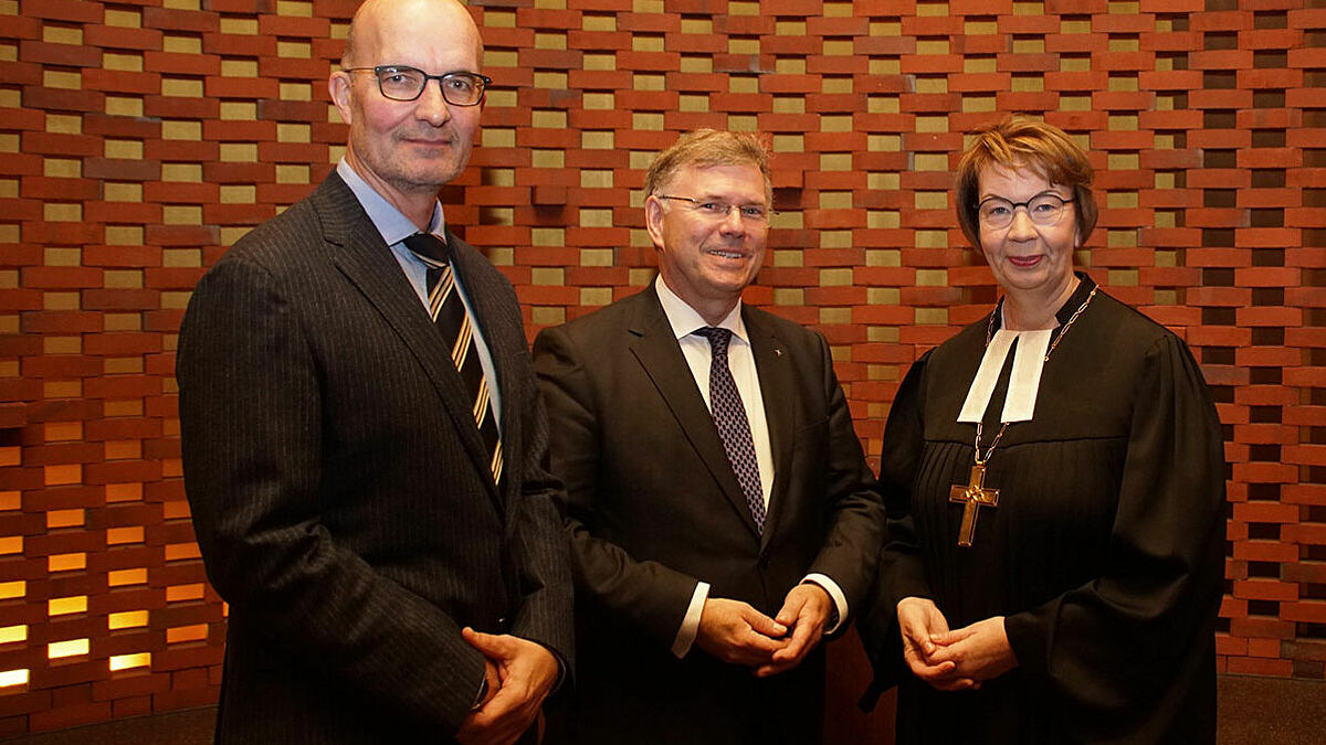 Landesbischöfin Kristina Kühnbaum-Schmidt verabschiedete Dr. Michael Labe (Mitte) aus seinem Ehrenamt und führte Dr. Thomas Kuhl-Dominik als neuen Vorsitzenden Richter und Präsidenten des kirchlichen Verfassungs- und Verwaltungsgerichts der Nordkirche ein 