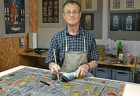 Glasmalermeister Bernhard Loers bei der Arbeit