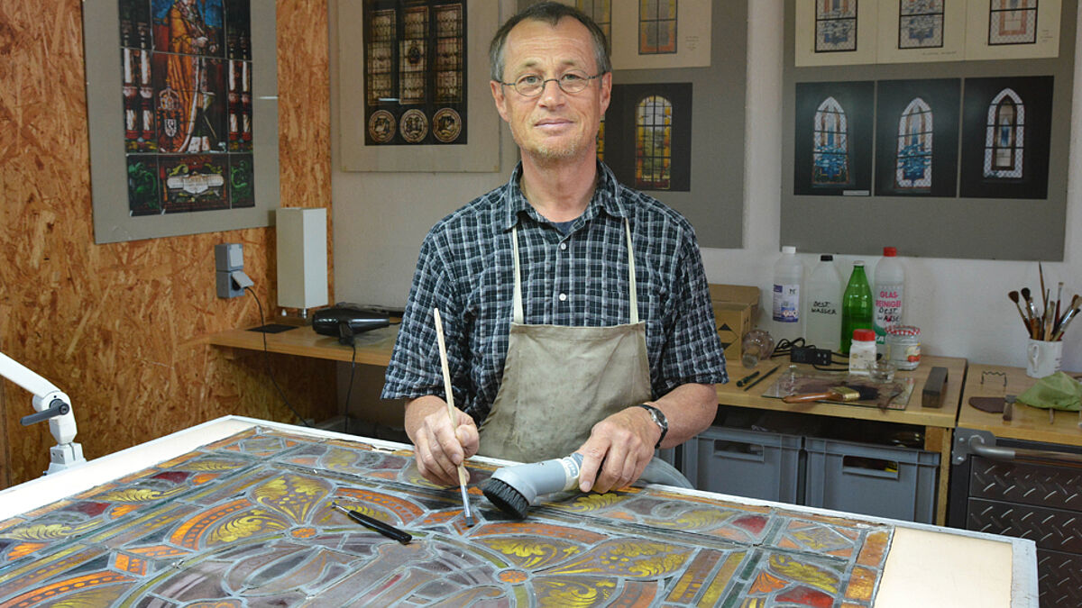 Glasmalermeister Bernhard Loers bei der Arbeit