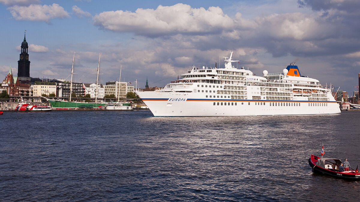 Die MS Europa im Hafen von Hamburg – Seelsorgerin Bordseelsorgerin Katharina Plehn-Martins geht im Herbst an Bord