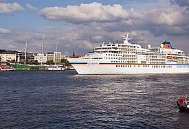 Die MS Europa im Hafen von Hamburg – ein Seelsorger ist immer an Bord