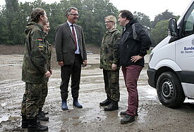 Militärbischof Sigurd Rink im Gespräch mit Studentinnen der Bundeswehr-Uni und Militärdekan Michael Rhode