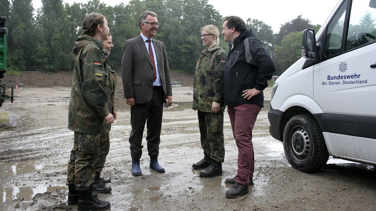 Militärbischof Sigurd Rink im Gespräch mit Studentinnen der Bundeswehr-Uni und Militärdekan Michael Rhode
