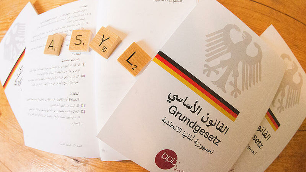Information für bessere Intergration: Das Grundgesetz auf Arabisch, das die Bundeszentrale für Politische Bildung kostenlos versendet