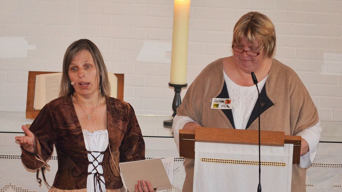 Sie melden sich zu Wort: Brigitte Gottuk als Katharina von Bora (l.) und Sabine Klüh, die durch das Programm führte.