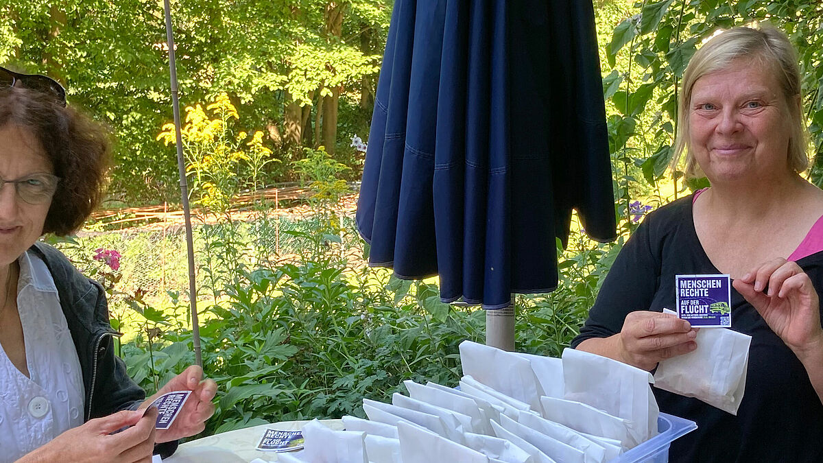 Als Vorbereitung für die Bustour werden Kekstüten gepackt.