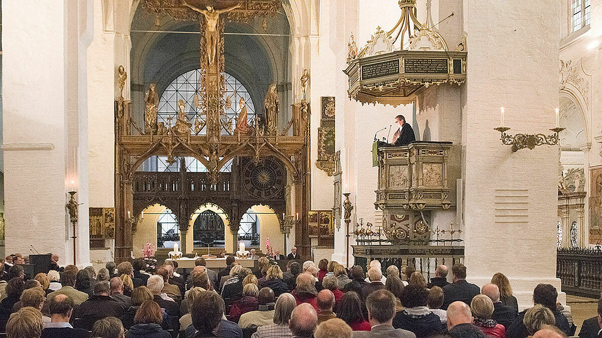 Die lettische Bischöfin em. Jāna Jēruma-Grīnberga, Pastorin der Anglikanischen St Saviour’s Kirche, stimmte die Synodalen auf die landesbischöfliche Wahl ein