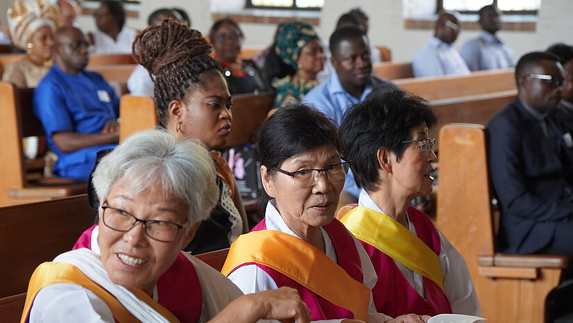 Gemeinde beim Gründungsgottesdienst für den Internationalen Kirchenkonvent, vorne Trommlerinnen der Koreanischen Gemeinde