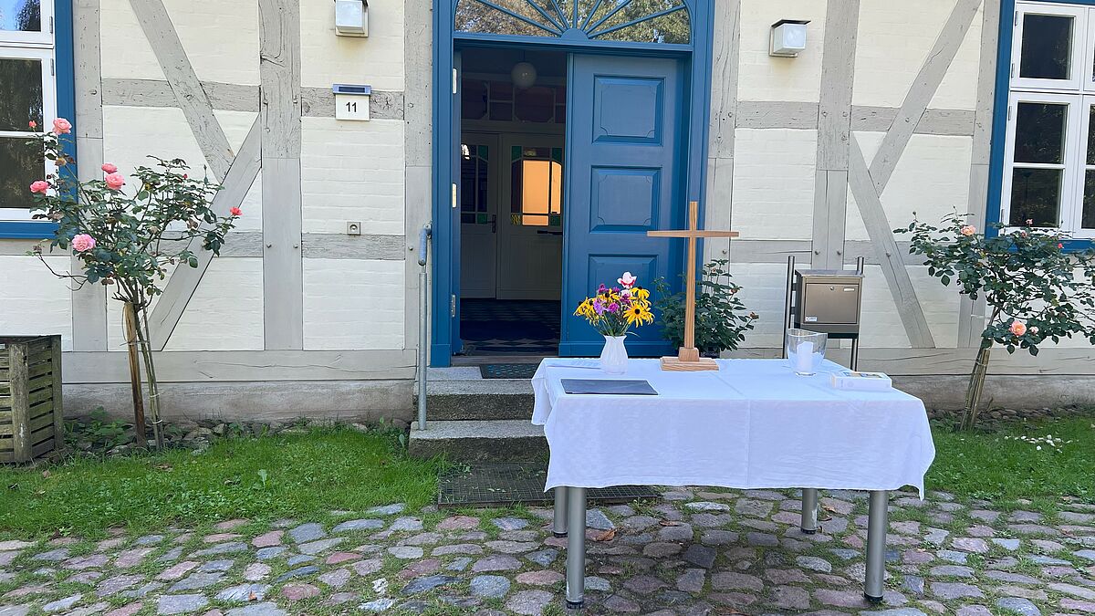 Vor dem Gemeindehaus in Groß Bisdorf ist ein provisorischer Altar aufgebaut