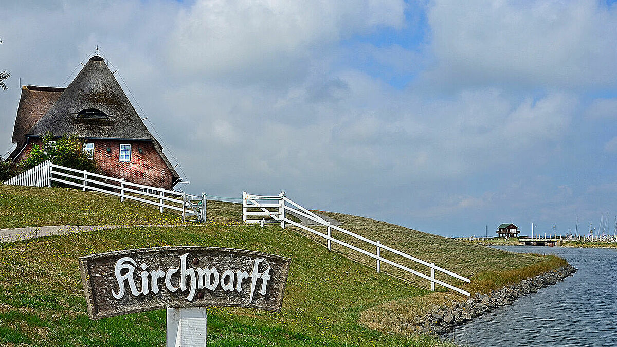 Die Kirchwarft auf der Hallig Hooge.