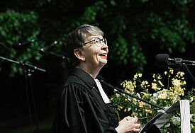Landesbischöfin Kristina Kühnbaum-Schmidt beim Open-Air-Gottesdienst zu Himmelfahrt (2023) in Carpin.