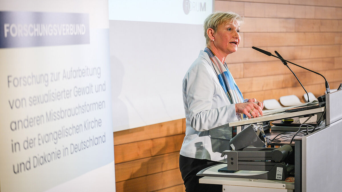 Die amtierende Ratsvorsitzende der EKD, Bischöfin Kirsten Fehrs, bei der Pressekonferenz Studie am 25. Januar zur ForuM-Studie zu sexualisierter Gewalt in der evangelischen Kirche.