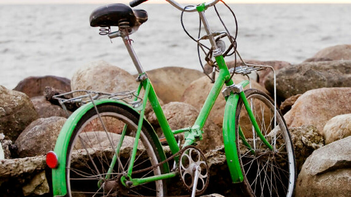 Auto stehen lassen und ab aufs Rad: Mit dem Fahrrad sind beispielsweise auch der Hamburger Elbsttrände gut zu erreichen. 