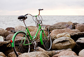 Fahrrad am Meer. (c) druvo, iStockphoto