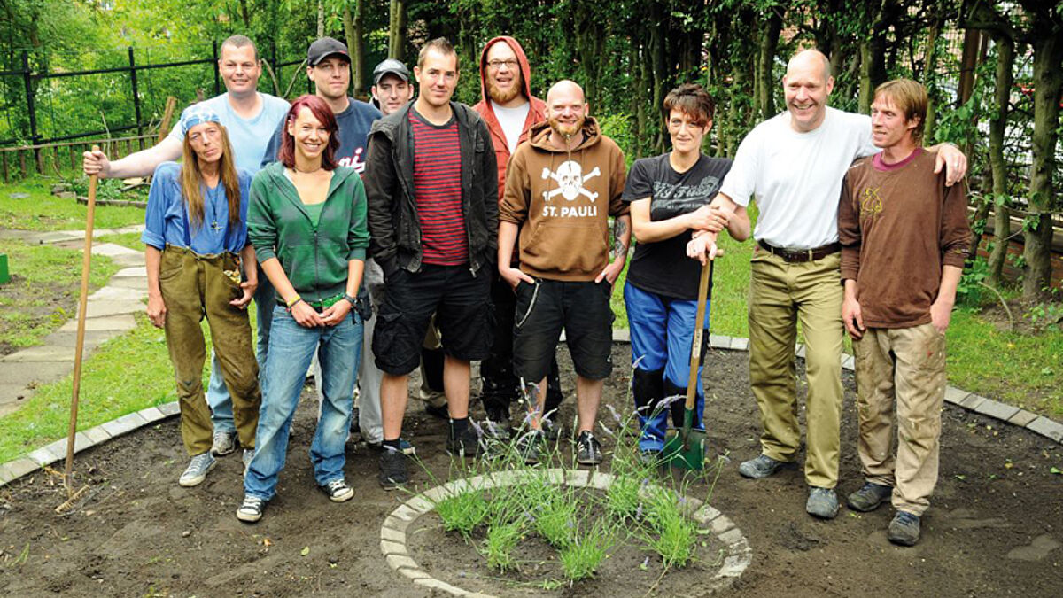 Gartenglück: Einige der Suchtkranken und Betreuende präsentieren im "Szenegarten" in Kiel-Gaarden stolz ein frisches Beet