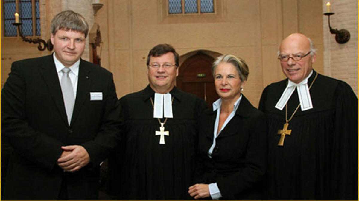 V.l.n.r.: Bischof Dr. Andreas von Maltzahn, Bischof Dr. Hans-Jürgen Abromeit, Justizministerin Uta-Maria Kuder (CDU) der Landesregierung Mecklenburg-Vorpommern, Bischof Gerhard Ulrich
