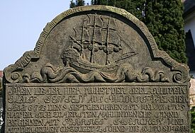 Seefahrergrab auf dem Friedhof der St. Clemens Kirche im Inseldorf Nebel auf der Nordseeinsel Amrum.