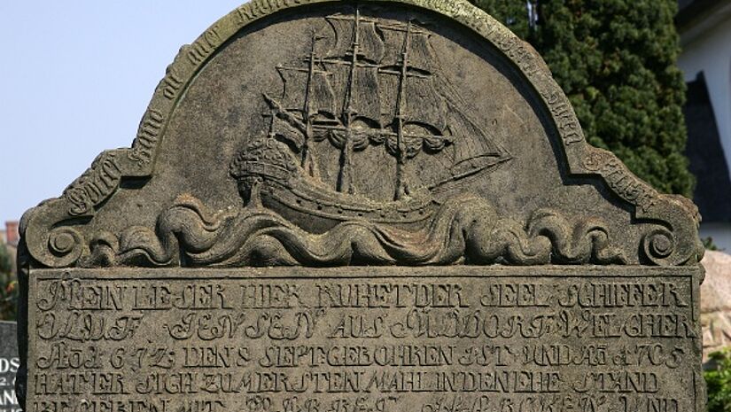Seefahrergrab auf dem Friedhof der St. Clemens Kirche im Inseldorf Nebel auf der Nordseeinsel Amrum