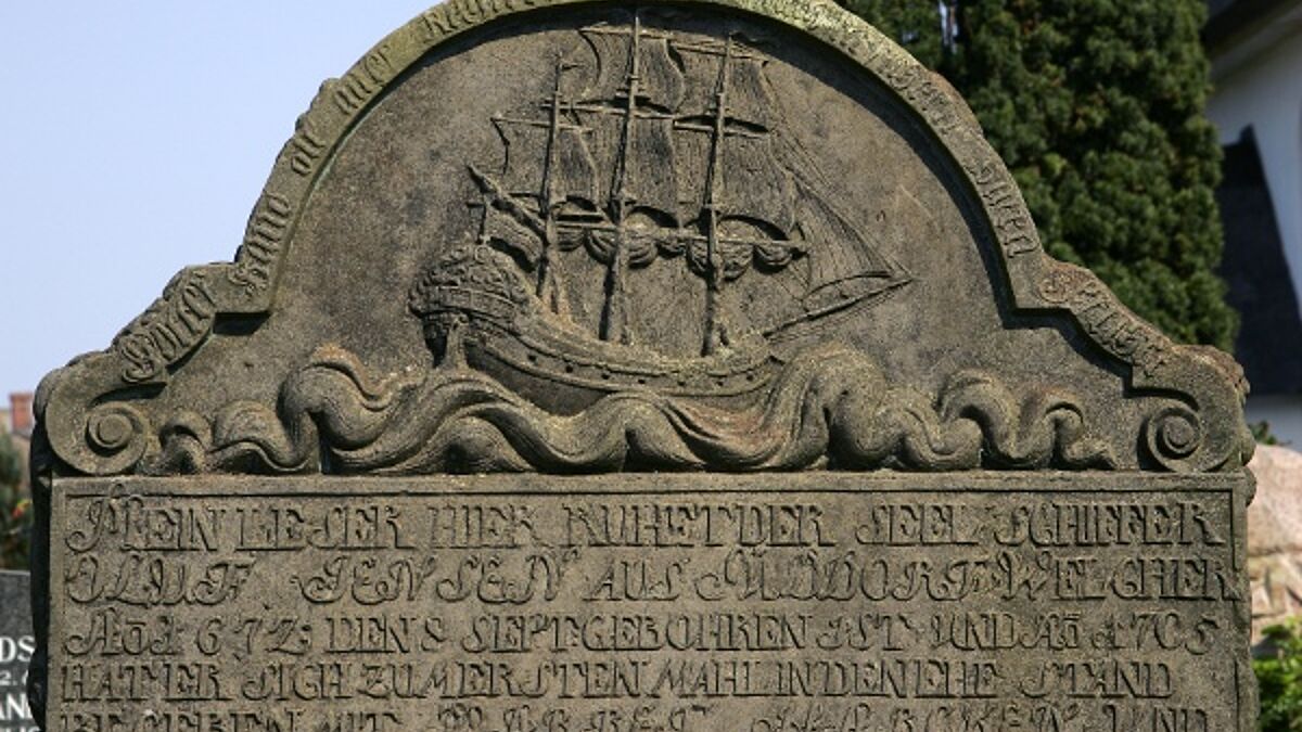 "Sprechende" Grabsteine auf Amrum - Geschichten vom Leben und Tod