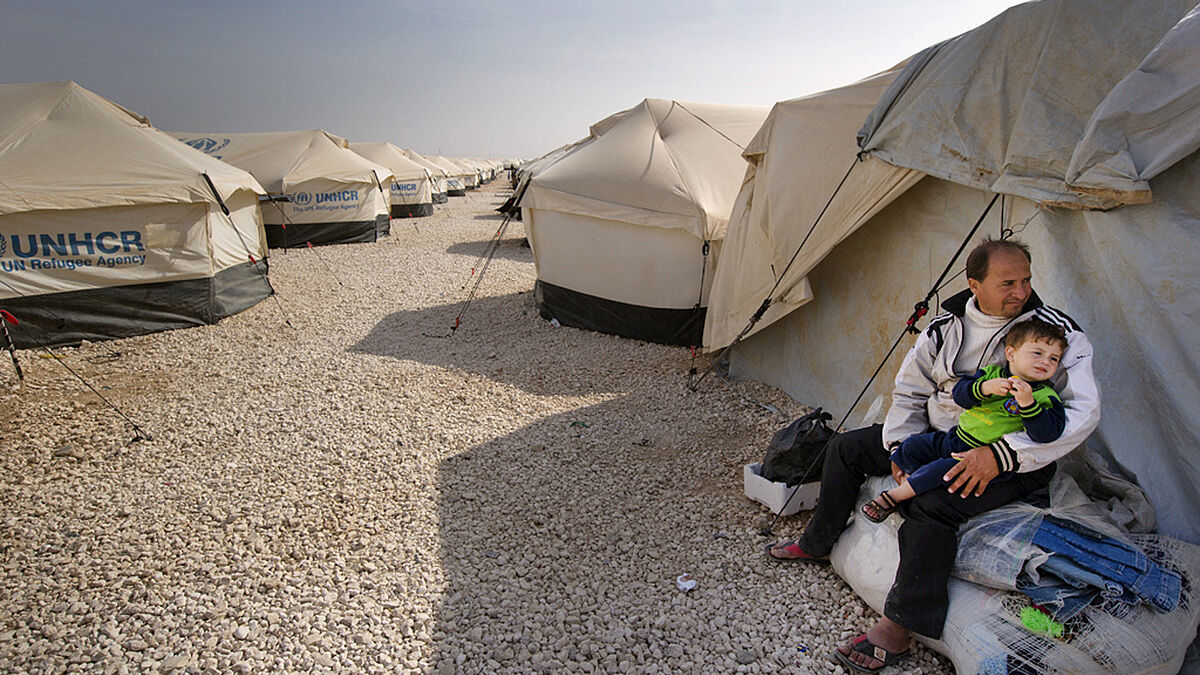 Eine neu angekommene syrische Flüchtlingsfamilie wartet auf die Zuweisung für ihren Zelt-Stellplatz im jordanischen Flüchtlingslager Saatari an der Grenzen zu Syrien. 