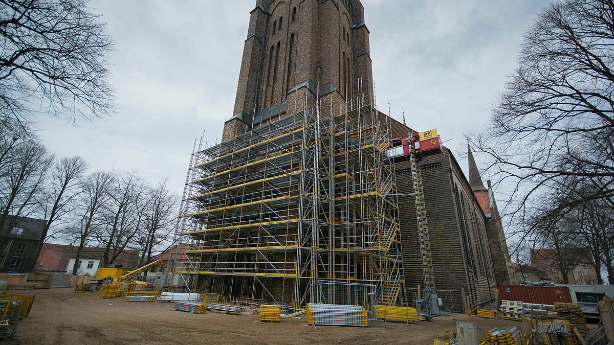 Gerüstbau am Schleswiger Domturm geht voran