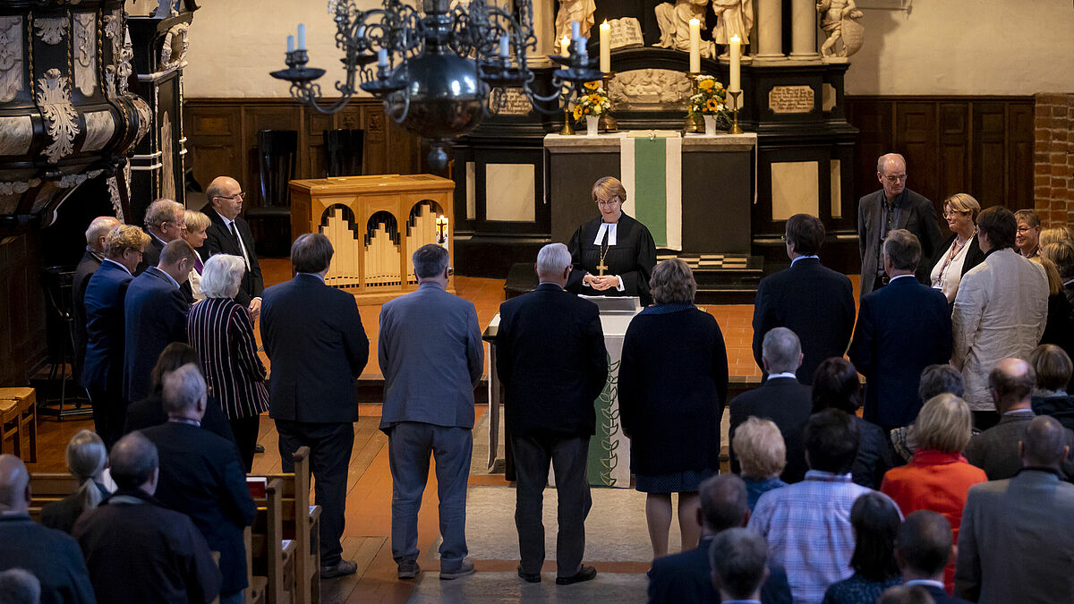 3. Tagung der II. Landessynode in Lübeck-Travemünde: In der St.-Lorenz-Kirche entpflichtete Landesbischöfin Kristina Kühnbaum-Schmidt am 19. September die Erste Kirchenleitung der Nordkirche. Foto: John Garve / Nordkirche