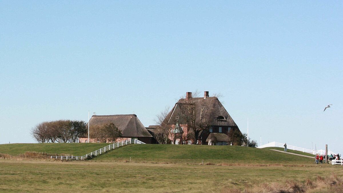 Die St. Johanniskirche auf der Kirchwarft auf Hallig Hooge
