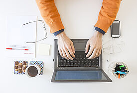 Durch Computer und Smartphones ist heutzutage Kommunikation weltweit jederzeit möglich.