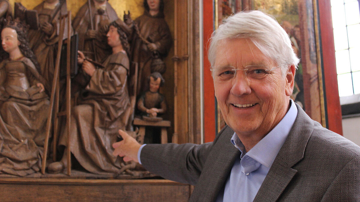 Erst im Ruhestand hat der frühere Haptpastor von St. Jacobi Zeit für die Kunst in seiner Kirche gefunden. Fünf Jahre lang hat Karl-Günther Petters geforscht. Ende vorigen Jahres konnte der 74-Jährige dann seine Dissertation über den Lukas-Altar von St. Jacobi abgeben. Im Zentrum steht dabei der malende Evangelist Lukas. Am Freitag (1. Juli, 17 Uhr) wird er seine Arbeit in St. Jacobi öffentlich vorstellen.

