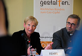 Bischöfin Kirsten Fehrs stellt zusammen mit Erzbischof Stefan Heße das kirchliche Bündnis zu G20 vor.