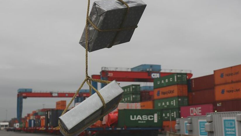 Pakete werden af die Schiffe verladen Pakete am Kranhaken