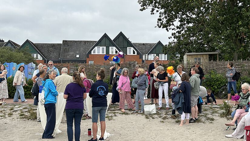 Menschen auf der Strandpromenade von Eckernförde