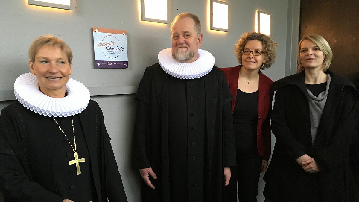 Ausgezeichnet von Bischöfin Fehrs (l.): Die Markusgemeinde von Pastor Johannes Caliebe-Winter (2. v.l.) als erste ökofaire Gemeinde in Hamburg. 