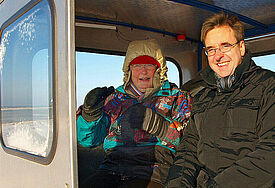 Thorsten Wiese mit Begleitung auf der Lore nach Nordstrandischmoor (Foto: epd)