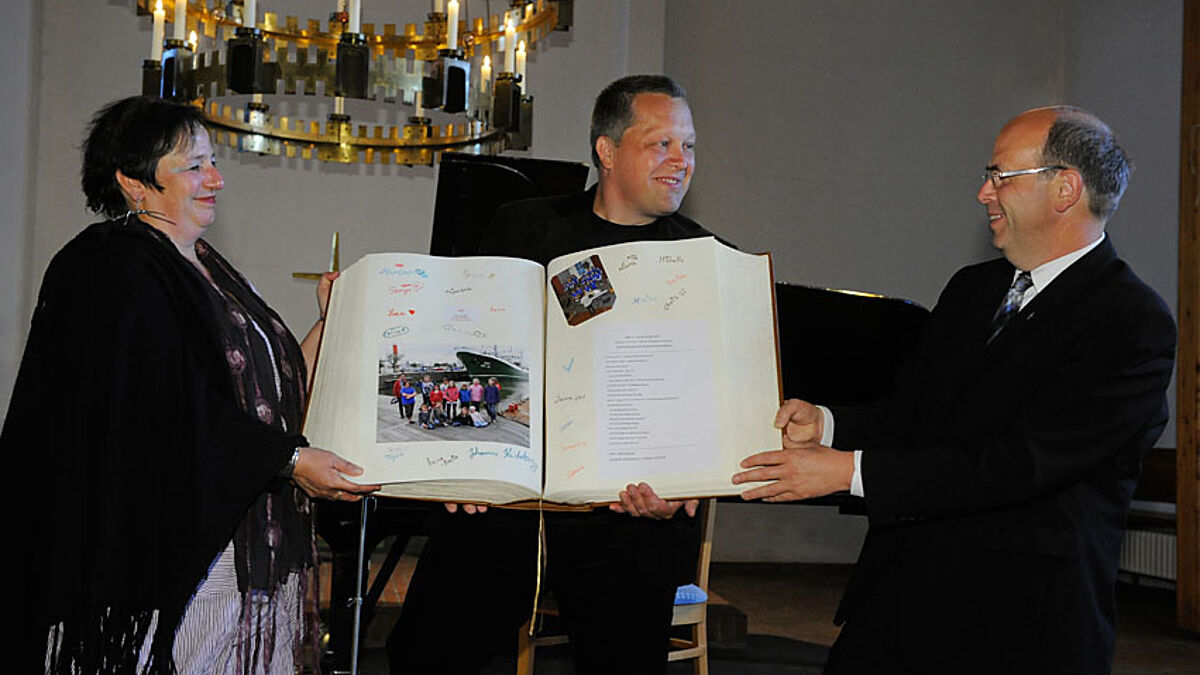 Der Bischofsbevollmächtigte im Sprengel Schleswig und Holstein, Gothart Magaard (re), freute sich über die Übergabe der Chronik zur Aktion 366+1