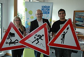 Die Schüler Jonna und Rajiv mit Schleswig-Holsteins Ministerpräsident Torsten Albig.