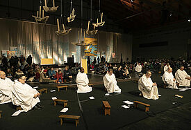 Abendgebet beim Taizé-Jugendtreffen in Rostock.