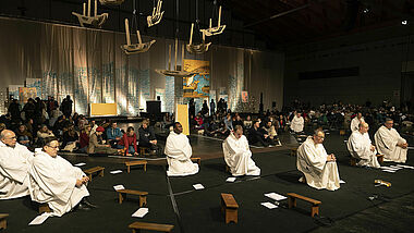 Abendgebet beim Taizé-Jugendtreffen in Rostock.