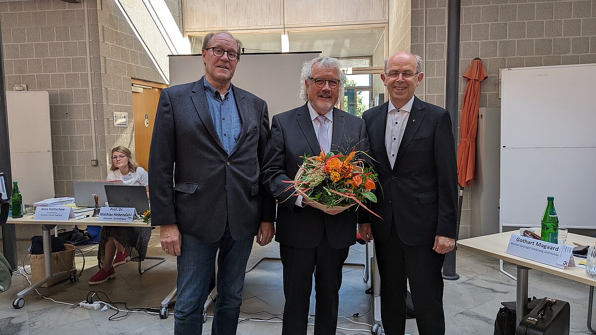 Präses Professor Dr. Mathias Nebendahl, Propst Erich Faehling und Bischof Gothart Magaard nach der Wiederwahl. 