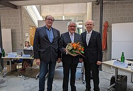 Präses Professor Dr. Mathias Nebendahl, Propst Erich Faehling und Bischof Gothart Magaard nach der Wiederwahl. 