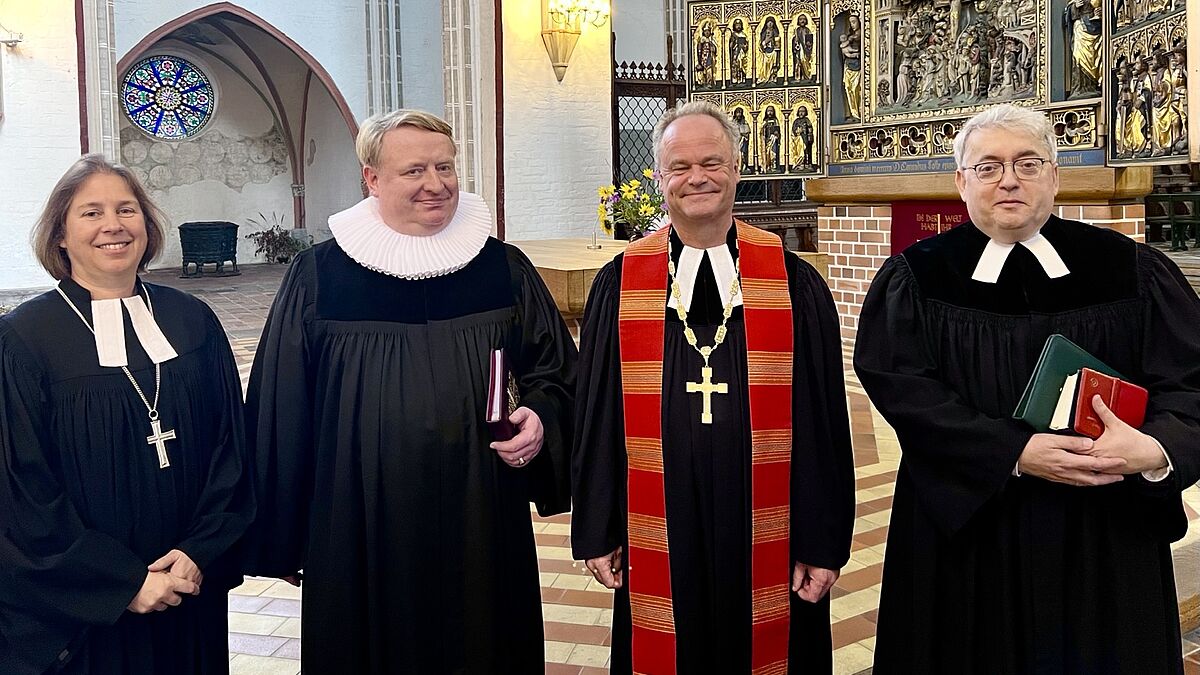 Im Schweriner Dom: Oberkirchenrätin Uta Andrée, Prof. Dr. Dr. Christoph Stumpf, Bischof Tilman Jeremias und Prof. Dr. Joachim Schaper (v.l.n.r.). @Jonny Franzke/Nordkirche 