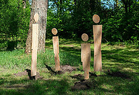 Figuren am Platz der Himmelsbäume in Jevenstedt