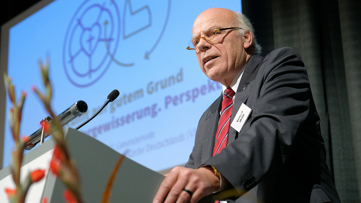 Landesbischof Gerhard Ulrich spricht auf der Generalsynode der VELKD in Bonn.