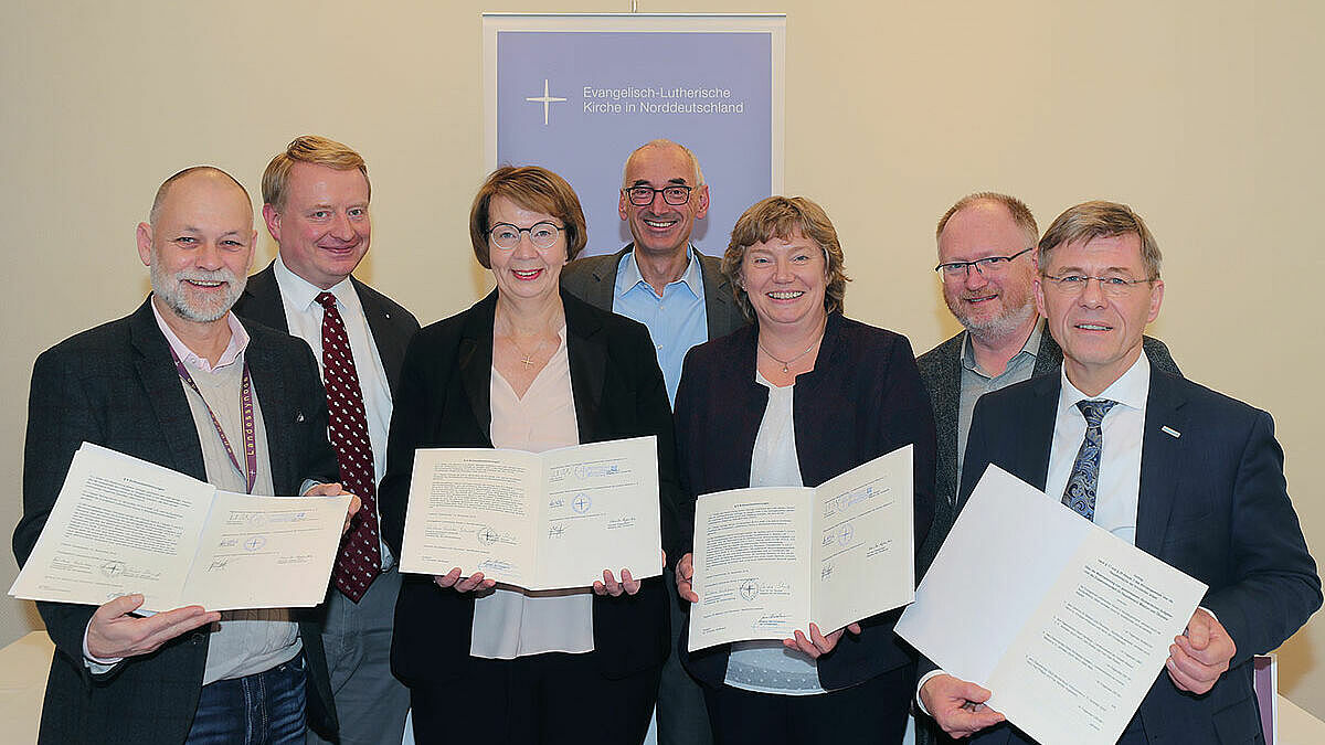 Mit dem neuen Vertrag haben die Vertreterinnen und Vertreter der Kirchenleitung der Nordkirche, des Zentrums für Mission und Ökumene und der Diakonischen Werke Schleswig-Holsteins, Hamburgs und Mecklenburg-Vorpommerns eine seit zehn Jahren bestehende Vereinbarung abgelöst