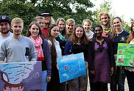 Jugend auf der Synode (v.l.): Phillip Schröder, Malte Thiel, Roman Ritter, Lisa Triebel, Lena Westendorf, Georg von Rechenberg, Laura Bestmann, Kerstin Jensen, Hannah Bahr, Anna-Maria Knecht, Jonna Lauther, Pranita Biswasi, Jonas Herrman, Leona Greve und