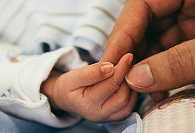 Babyhände und Erwachsenenhände