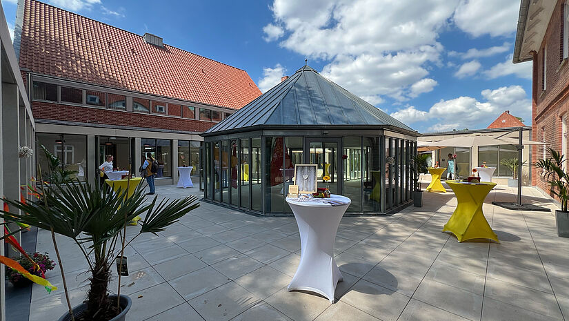 Mit dem Um- und Ausbau auf dem Campus ist die Zahl der Gästezimmer von 30 auf 49 gestiegen. Auch das Restaurant des Gästehauses ist neu entstanden – mit Terrasse und Seeblick. Die neuen Tagesräume sind modern und komplett digital ausgestattet. 