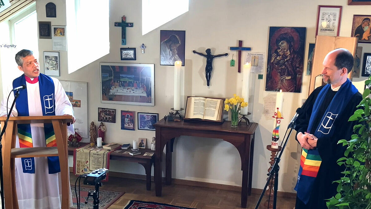 Matthias Ristau, Seemannspastor der Nordkirche (rechts) mit Antonio Ablon, ökumenischer Mitarbeiter im ZMÖ und im Seemannspfarramt.