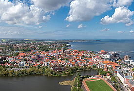 Luftaufnahme der Hansestadt Stralsund (Mecklenburg-Vorpommern).